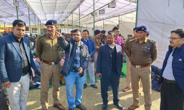 पोलिंग पार्टियां कड़ी सुरक्षा व्यवस्था के बीच मतदान केंद्रों के लिए रवाना पोलिंग पार्टियां कड़ी सुरक्षा व्यवस्था के बीच मतदान केंद्रों के लिए रवाना