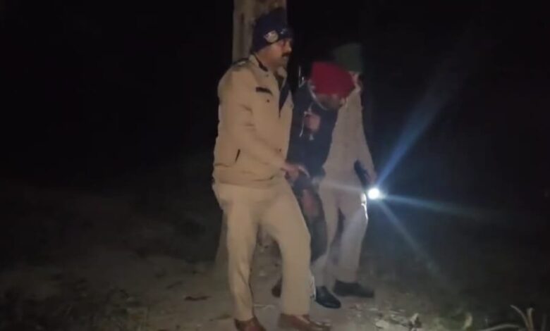 शातिर बदमाश पुलिस मुठभेड़ में हुआ घायल शातिर बदमाश पुलिस मुठभेड़ में हुआ घायल