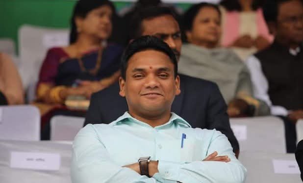 मुस्तैदी के साथ काम कर रहे स्वास्थ्य सचिव मुस्तैदी के साथ काम कर रहे स्वास्थ्य सचिव