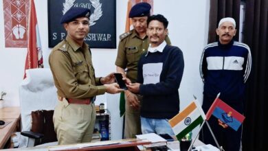 खोये हुए मोबाइल फोन लौटाकर पुलिस ने दी खुशियों की सौगात