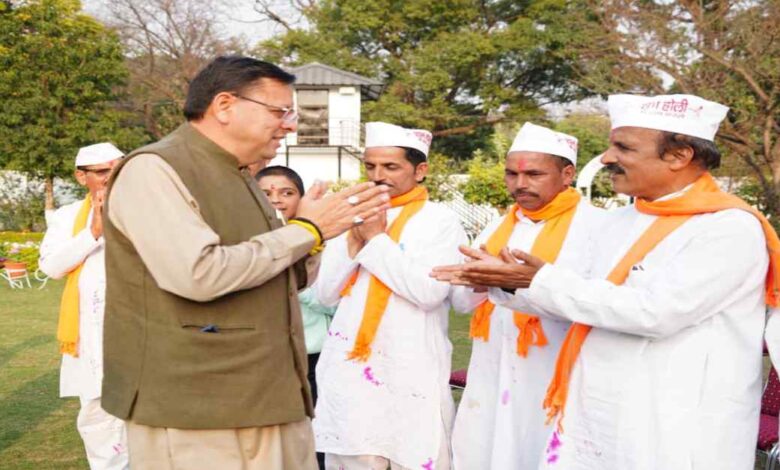 Uttarakhand News: मुख्यमंत्री धामी से मिले होल्यारों का दल, धामी बोले– उत्तराखंड की होली सामाजिक समरसता और लोकसंस्कृति का प्रतीक है….