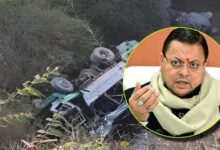 Uttarakhand News: देहरादून में भीषण सड़क हादसा — यात्रियों से भरी बस खाई में गिरी, 3 की मौत, CM धामी ने जताया शोक….