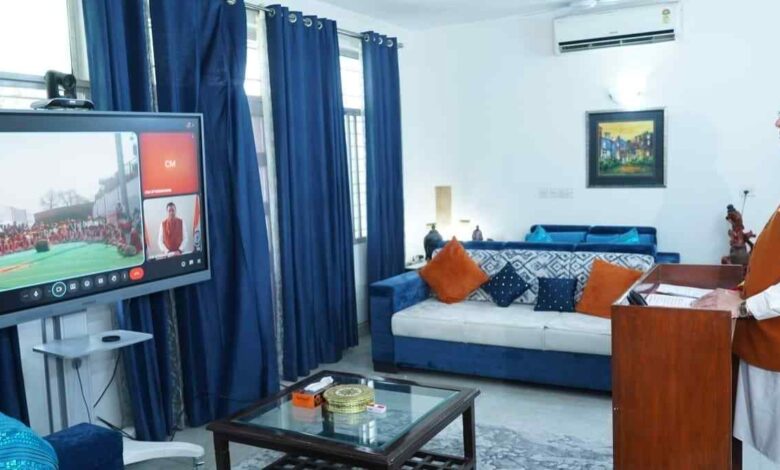 Uttarakhand News: मुख्यमंत्री धामी ने वर्चुअली किया खड़ी होली महोत्सव का उद्घाटन, कुमाऊँ की परंपराओं के संरक्षण पर दिया जोर, कहा- हमारी समृद्ध लोकसंस्कृति का प्रतीक…..