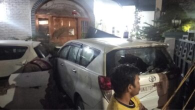 Dehradun Accident: ओल्ड सर्वे रोड पर हादसा, बेकाबू कार ने कई वाहनों को मारी टक्कर, दीवार तोड़कर घर में घुसी