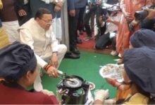 Uttarakhand: सरकार के चार साल बेमिसाल कार्यक्रम का सीएम धामी ने किया शुभारंभ, स्टॉल पर पहुंच बनाई सेल रोटी