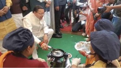 Uttarakhand: सरकार के चार साल बेमिसाल कार्यक्रम का सीएम धामी ने किया शुभारंभ, स्टॉल पर पहुंच बनाई सेल रोटी