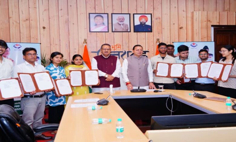 Uttarakhand News: मानचित्रक के पद पर चयनित 12 अभ्यर्थियों को CM धामी ने सौंपे नियुक्ति पत्र, कहा- ईमानदारी और लगन से करें कार्य….
