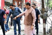 Uttarakhand: जन शिकायत की पड़ताल करने मौके पर पहुंचे सीएम, वीडियो कॉल पर लिए अधिकारी, दिखाई जमीनी हकीकत