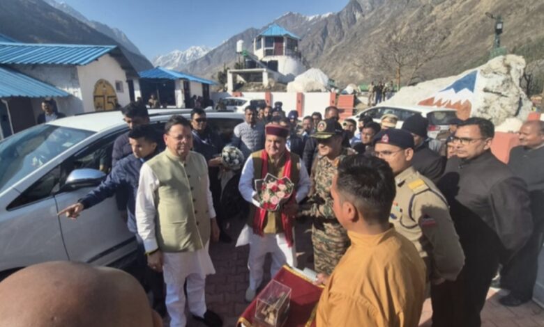 Badrinath: सीएम धामी पहुंचे बदरीनाथ धाम, मास्टर प्लान के कार्यों का किया निरीक्षण, कल खुलेंगे मंदिर के कपाट