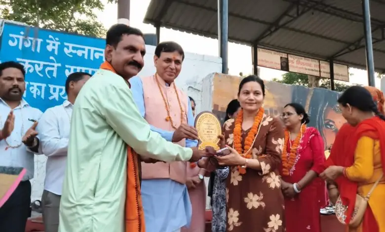ऋषिकेश में अंतरराष्ट्रीय नर्स दिवस पर वसुंधरा करुणा दीप पुरस्कार’से नर्सिंग स्टाफ सम्मानित