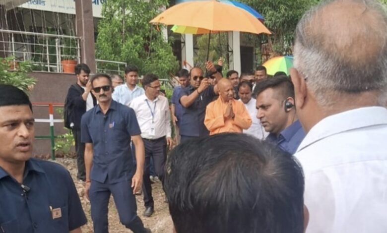 Uttarakhand: दो दिवसीय दौरे के बाद लौटे योगी आदित्यनाथ, लिया मां का आशीर्वाद, भावुक हुए ग्रामीण