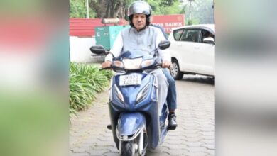 Dehradun: मंत्री ने तेल बचाने को स्कूटी चलाई, अब जुर्माने की नौबत आई; इस वजह से सोशल मीडिया पर हुए ट्रोल