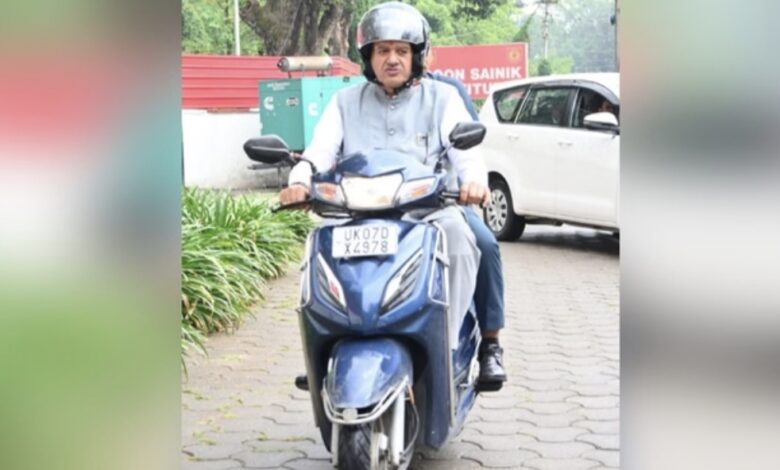 Dehradun: मंत्री ने तेल बचाने को स्कूटी चलाई, अब जुर्माने की नौबत आई; इस वजह से सोशल मीडिया पर हुए ट्रोल