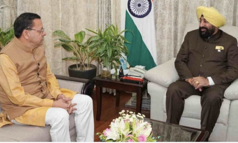 Uttarakhand: राज्यपाल गुरमीत सिंह ने की मुख्यमंत्री धामी से मुलाकात, विभिन्न विकासात्मक योजनाओं पर चर्चा