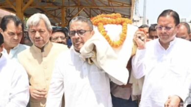 अलविदा जनरल खंडूड़ी: अंतिम यात्रा में भावुक पल, सीएम धामी ने दिया पार्थिव शरीर को कंधा, पुष्पचक्र किया अर्पित