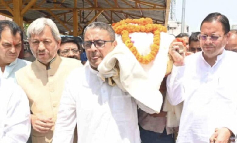 अलविदा जनरल खंडूड़ी: अंतिम यात्रा में भावुक पल, सीएम धामी ने दिया पार्थिव शरीर को कंधा, पुष्पचक्र किया अर्पित