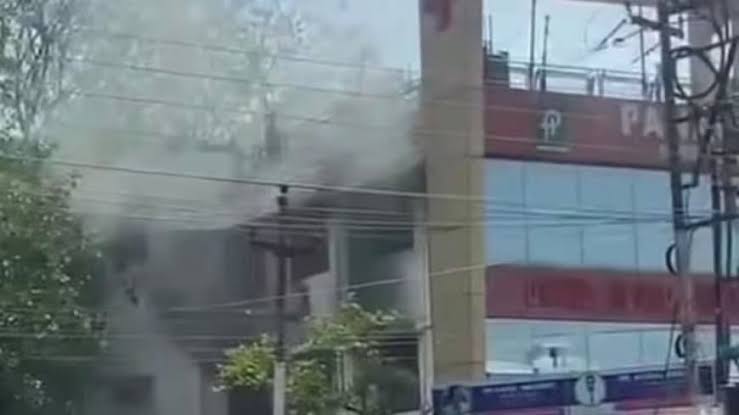 Panacea Hospital Fire: देहरादून के ICU में लगी आग, मरीजों में मची भगदड़, एक की मौत Panacea Hospital Fire: देहरादून के ICU में लगी आग, मरीजों में मची भगदड़, एक की मौत