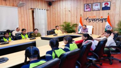 Uttarakhand News: आवासीय बालिका छात्रावास की छात्राओं संग CM धामी ने सुना ‘मन की बात’, बोले- आत्मनिर्भर भारत, पर्यावरण संरक्षण और जनभागीदारी के लिए प्रेरित करता है प्रधानमंत्री मोदी का संदेश…