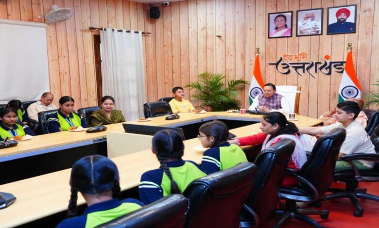 Uttarakhand News: आवासीय बालिका छात्रावास की छात्राओं संग CM धामी ने सुना ‘मन की बात’, बोले- आत्मनिर्भर भारत, पर्यावरण संरक्षण और जनभागीदारी के लिए प्रेरित करता है प्रधानमंत्री मोदी का संदेश…