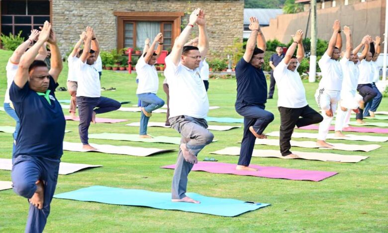 Uttarakhand News: अंतरराष्ट्रीय योग दिवस से पहले सीएम धामी ने किया योगाभ्यास, नियमित योग अपनाने का किया आह्वान….