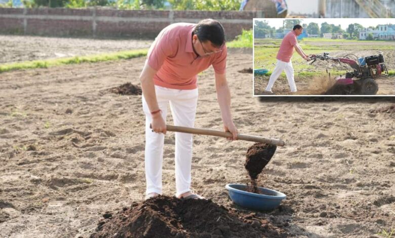 Uttarakhand News: मुख्यमंत्री धामी ने खेत में चलाया टिलर, जैविक और पारंपरिक खेती को बढ़ावा देने का दिया संदेश… Uttarakhand News: मुख्यमंत्री धामी ने खेत में चलाया टिलर, जैविक और पारंपरिक खेती को बढ़ावा देने का दिया संदेश…