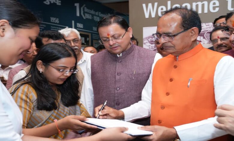 Uttarakhand News: शिवराज सिंह चौहान ने किया पूर्व छात्र सम्मेलन का उद्घाटन, सीएम धामी बोले- विकास की राह पर तेजी से बढ़ रहा उत्तराखंड…..