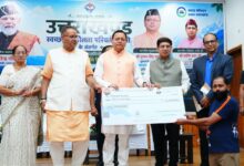 Dehradun: सीएम धामी ने 11 स्वच्छ ईंधन आधारित वाहनों को किया फ्लैग ऑफ, छह लोगों को सब्सिडी के चेक दिए