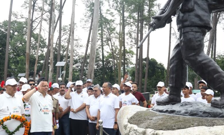 देहरादून में कारगिल वीरों को नमन, सीएम धामी ने मैराथन को किया रवाना देहरादून में कारगिल वीरों को नमन, सीएम धामी ने मैराथन को किया रवाना