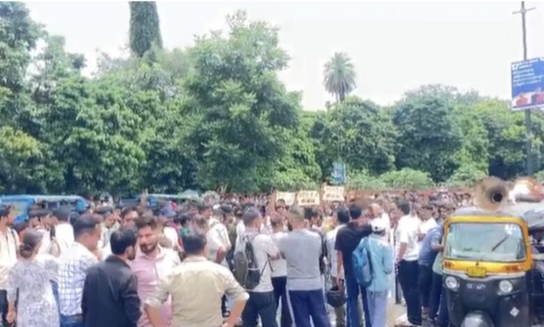 जेई-एई भर्ती समेत विभिन्न मांगों को लेकर युवाओं का सचिवालय कूच, राजधानी में सुरक्षा कड़ी जेई-एई भर्ती समेत विभिन्न मांगों को लेकर युवाओं का सचिवालय कूच, राजधानी में सुरक्षा कड़ी