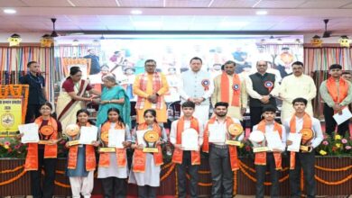 Uttarakhand News- उत्तराखंड में शिक्षा को नई उड़ान: सीएम धामी ने मेधावी छात्रों को किया सम्मानित, मेहनत और संस्कार का दिया संदेश….