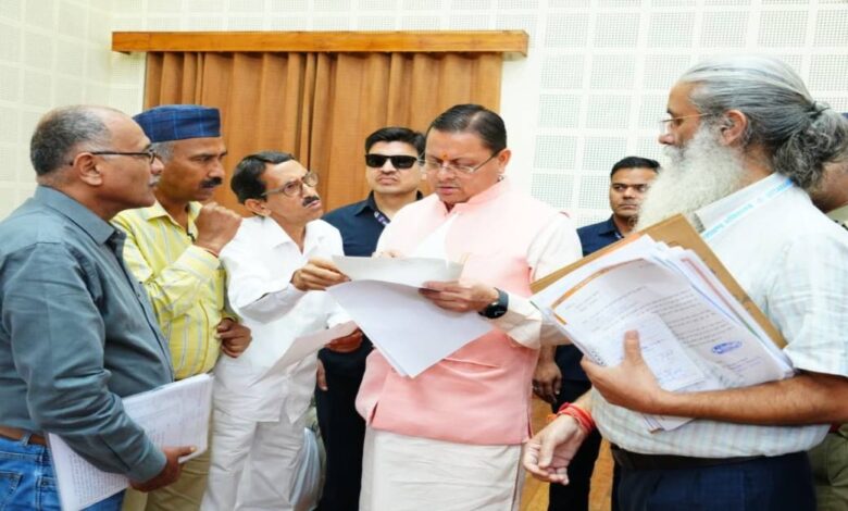Uttarakhand News: CM धामी ने जनता दरबार में सुनीं फरियादें, समस्याओं के समयबद्ध निस्तारण के दिए आदेश….. Uttarakhand News: CM धामी ने जनता दरबार में सुनीं फरियादें, समस्याओं के समयबद्ध निस्तारण के दिए आदेश…..