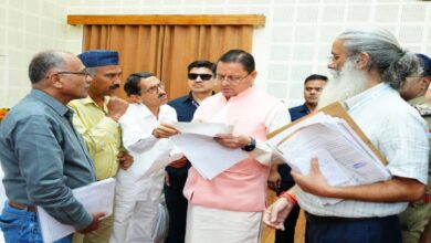 Uttarakhand News: CM धामी ने जनता दरबार में सुनीं फरियादें, समस्याओं के समयबद्ध निस्तारण के दिए आदेश….. Uttarakhand News: CM धामी ने जनता दरबार में सुनीं फरियादें, समस्याओं के समयबद्ध निस्तारण के दिए आदेश…..