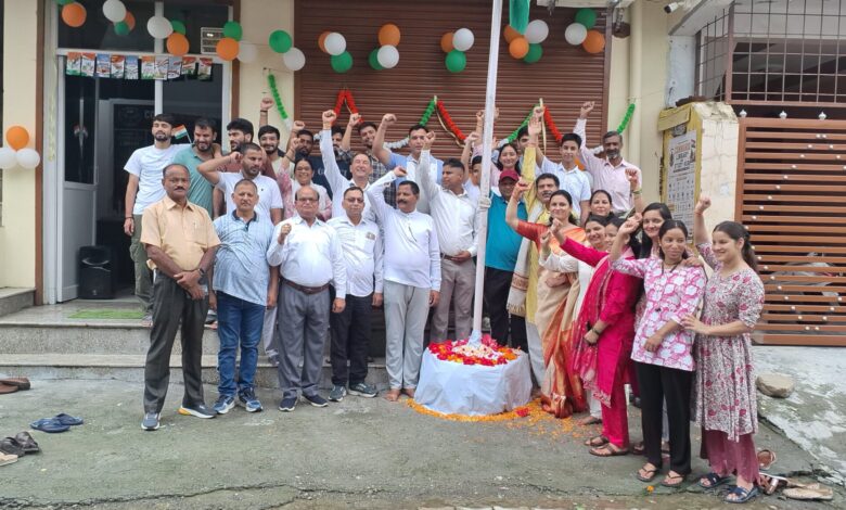 कमांडो स्टडी लाइब्रेरी में पूर्व पैरा कमांडो सुमन भंडारी ने फहराया तिरंगा, युवाओं को दिया देशसेवा का संदेश