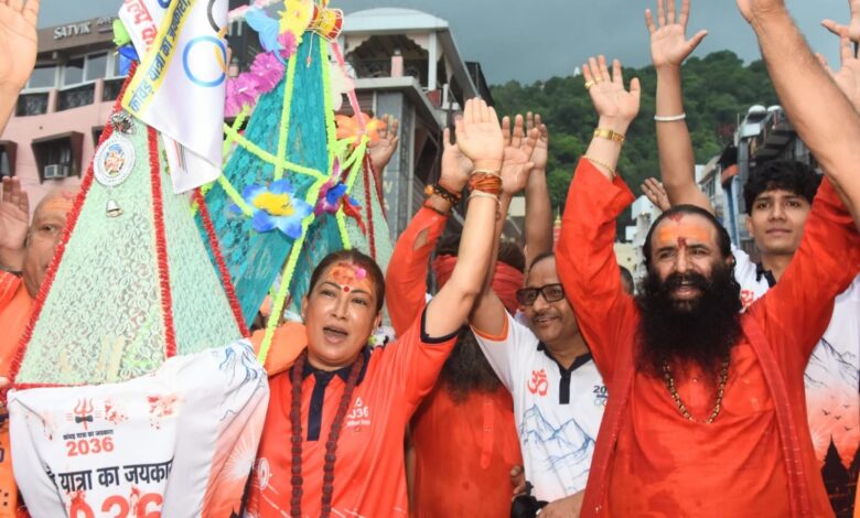 हरकी पैड़ी से कांवड़ लेकर 22 किमी पैदल निकलीं खेल मंत्री रेखा आर्या, दो संकल्पों के साथ शुरू की शिव यात्रा