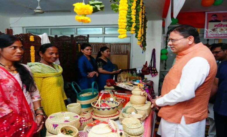Uttarakhand News: ‘वोकल फॉर लोकल’ को बढ़ावा! CM धामी ने स्वयं सहायता समूहों के स्टाल से खरीदे स्थानीय उत्पाद, प्रदेशवासियों से की खास अपील…