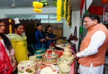 Uttarakhand News: ‘वोकल फॉर लोकल’ को बढ़ावा! CM धामी ने स्वयं सहायता समूहों के स्टाल से खरीदे स्थानीय उत्पाद, प्रदेशवासियों से की खास अपील…