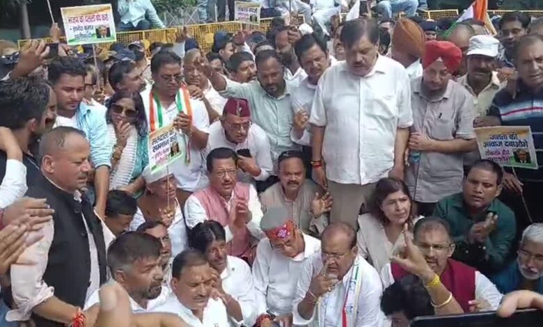 ज्ञानेश कुमार के इस्तीफे की मांग को लेकर कांग्रेस का सचिवालय कूच। ज्ञानेश कुमार के इस्तीफे की मांग को लेकर कांग्रेस का सचिवालय कूच।