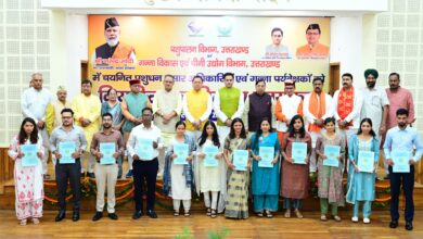 धामी सरकार में 101 युवाओं को मिली सरकारी नौकरी, मुख्यमंत्री ने सौंपे नियुक्ति पत्र धामी सरकार में 101 युवाओं को मिली सरकारी नौकरी, मुख्यमंत्री ने सौंपे नियुक्ति पत्र