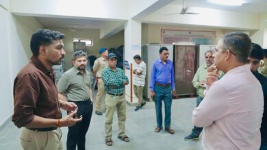 डीएम ने राजनीतिक दलों के प्रतिनिधियों के साथ ईवीएम वेयरहाउस का किया निरीक्षण