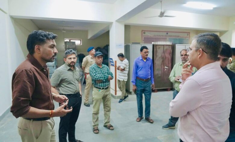 डीएम ने राजनीतिक दलों के प्रतिनिधियों के साथ ईवीएम वेयरहाउस का किया निरीक्षण डीएम ने राजनीतिक दलों के प्रतिनिधियों के साथ ईवीएम वेयरहाउस का किया निरीक्षण