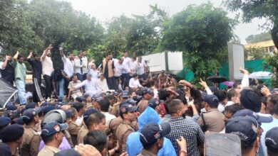 हल्द्वानी ‘शुद्धिकरण’ के विरोध में कांग्रेस का हल्लाबोल, बारिश के बीच सीएम आवास कूच