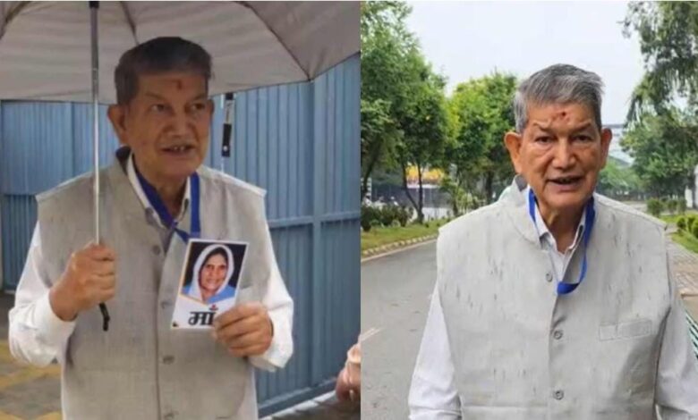 मां की तस्वीर गले में डालकर ईडी कार्यालय पहुंचे हरीश रावत, वीपीडीओ भर्ती मामले में पूछताछ