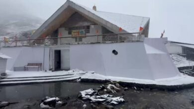 हेमकुंड साहिब में सीजन की पहली बर्फबारी, केदारनाथ घाटी में बारिश और कोहरा