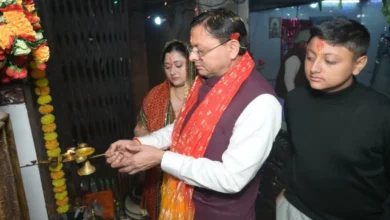 Uttarakhand News: अपने गांव, अपने लोग और देवता का आशीर्वाद… पैतृक गांव हड़खोला पहुंचे CM धामी, परिवार संग की पूजा-अर्चना…..