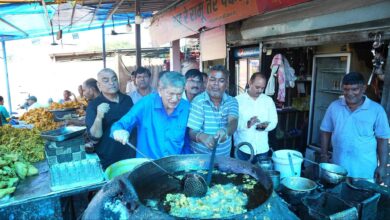 हरीश रावत का दिखा देसी अंदाज, रामू की दुकान पर खुद तलने लगे पकौड़े हरीश रावत का दिखा देसी अंदाज, रामू की दुकान पर खुद तलने लगे पकौड़े