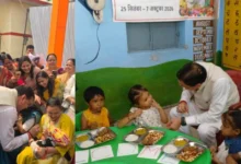 Uttarakhand News: बच्चों के बीच पहुंचे CM धामी, खुद परोसा खाना; गोदभराई से अन्नप्राशन तक निभाईं रस्में, आंगनबाड़ी कार्यकत्रियों और आशा कार्यकर्ताओं का किया सम्मान…..