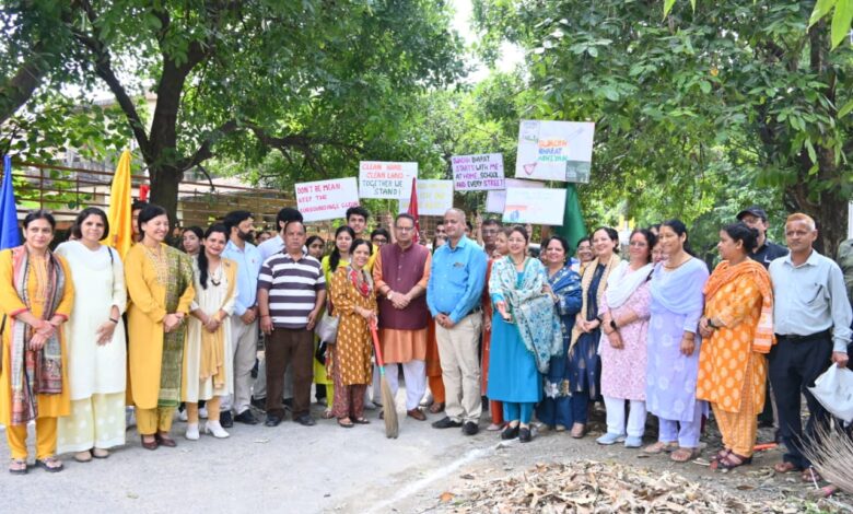 गणेश जोशी ने विद्यार्थियों संग की सफाई, बोले- स्वच्छता को जीवन का हिस्सा बनाएं गणेश जोशी ने विद्यार्थियों संग की सफाई, बोले- स्वच्छता को जीवन का हिस्सा बनाएं