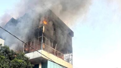 सुभाषनगर में हुंडई सर्विस सेंटर बना आग का गोला, दूर तक दिखा धुएं का गुबार सुभाषनगर में हुंडई सर्विस सेंटर बना आग का गोला, दूर तक दिखा धुएं का गुबार