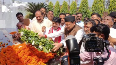 रामपुर तिराहा कांड की 32वीं बरसी पर सीएम ने शहीदों को किया नमन, सात शहीदों के प्रतिमा स्थल का किया शिलान्यास