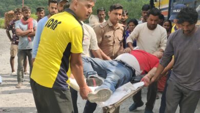 सहस्त्रधारा में बड़ा हादसा: 50 मीटर गहरी खाई में गिरी कार, तीन घायल